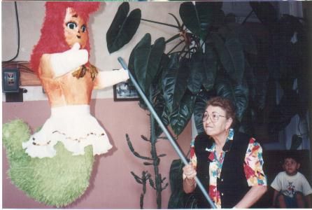 Abuelita y su piñata el 17 de Agosto de 1995
