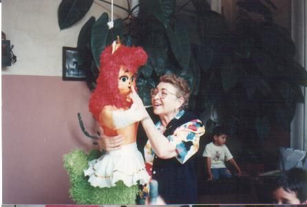Abuelita y su piñata el 17 de Agosto de 1995