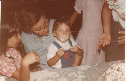 Abuelita con Vania y Riqui 1985